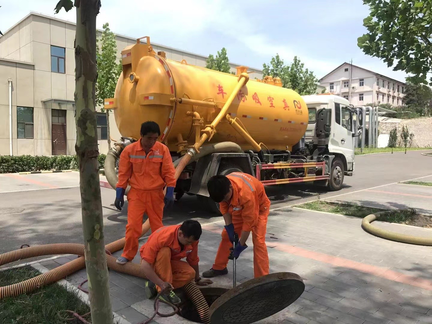 珙县管道疏通车停在窨井附近