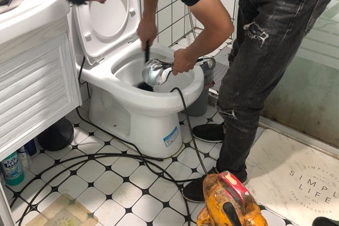 珙县马桶堵塞自己疏通还是找师傅？专业上门服务让你省时更省心